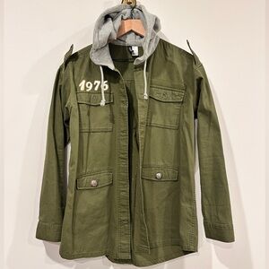 H&M DIVIDED "1976" Upcycled Love Not War Caption Utility Jacket With Hood Size 8